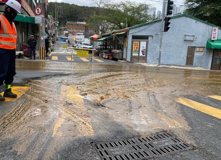 [부산=뉴시스] 17일 오전 9시께 부산진구의 한 초등학교 후문 인근 사거리에 매설된 250㎜짜리 오수관로에서 역류가 발생했다. (사진=부산환경공단 제공) 2026.04.17. photo@newsis.com *재판매 및 DB 금지