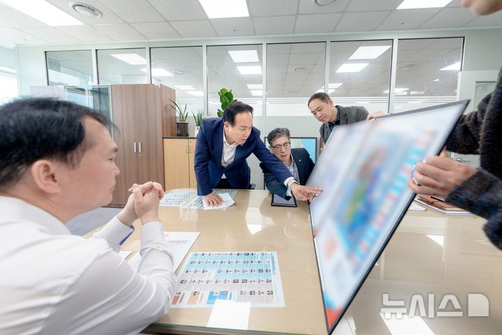 [오산=뉴시스] 이권재 오산시장이 세종 기획예산처 재정성과국을 방문해 분당선 오산 연장사업의 예타 대상사업 선정 필요성을 설명하고 있다. (사진=오산시 제공) 2026.04.17.photo@newsis.com