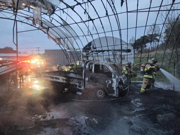 [홍성=뉴시스] 17일 오전 5시10분께 충남 홍성군 결성면 교항리 자동차 에서 불이나 소방대원이 진화에 나서고 있다. (사진=홍성소방서 제공) 2026.04.17. photo@newsis.com *재판매 및 DB 금지