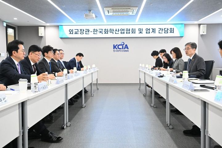 [서울=뉴시스] 조현 외교장관, 한국화학산업협회 및 석유화학업계 간담회 개최. (사진=외교부 제공) 2026.04.17 *재판매 및 DB 금지