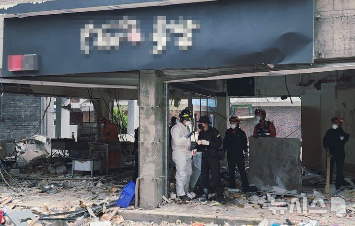 [청주=뉴시스] 경찰·소방당국 등 관계당국이 17일 청주 봉명동 폭발사고 현장에서 2차 합동감식을 벌이고 있다. 2026.04.17. juyeong@newsis.com *재판매 및 DB 금지
