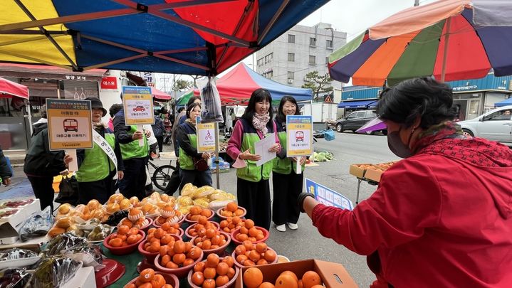 [밀양=뉴시스] 시외버스터미널과 터미널시장 일원에서 에너지 절약 캠페인을 펼치고 있다. (사진=밀양시 제공) 2026.04.17. photo@newsis.com *재판매 및 DB 금지