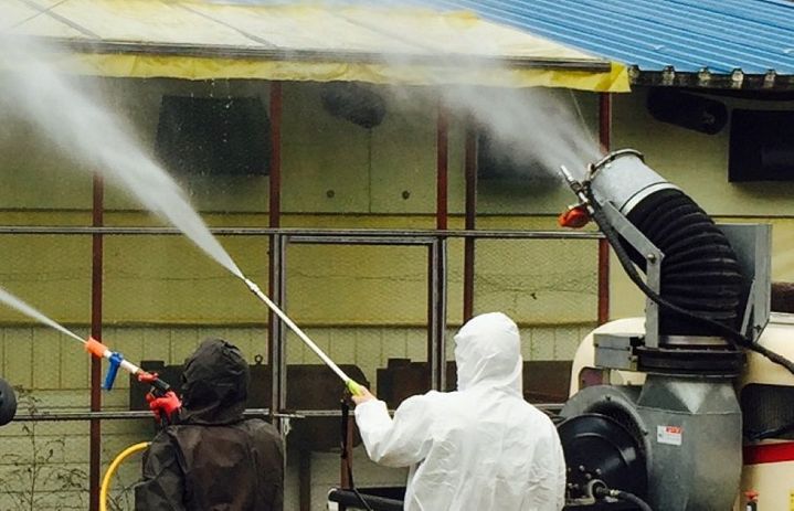 [춘천=뉴시스] 17일 강원특별자치도는 지난 2025년 10월 1일부터 시행한 고병원성 조류인플루엔자(AI) 특별방역대책기간을 15일부로 종료하고 평시 방역 체계로 전환한다고 밝혔다. 사진은 지난해 가금류 농장 소독 모습. 강원특별자치도 제공. *재판매 및 DB 금지