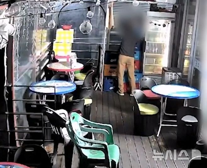 [제주=뉴시스] 상습적으로 소주를 훔친 50대 남성이 경찰에 붙잡혔다. 사진은 서귀포경찰서가 17일 공개한 지난 15일 오전 서귀포시 중문동 소재 식당에서 피의자가 소주를 훔치는 모습. (사진=서귀포경찰서 제공) 2026.04.17. photo@newsis.com