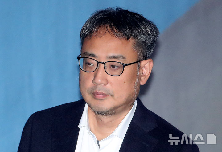 [서울=뉴시스] 국정농단 의혹 핵심 증거로 꼽힌 '태블릿PC'와 관련한 JTBC의 보도가 조작됐다는 취지의 허위사실을 보도해 손석희 전 JTBC 총괄사장 등의 명예를 훼손한 혐의로 재판에 넘겨진 변희재(52)씨에게 징역 2년의 실형이 확정됐다. 사진은 지난 2018년 12월 10일 당시 구속 기소 상태였던 변씨가 서울 서초구 서울중앙지법에서 열린 1심 선고공판에 출석하는 모습. (사진=뉴시스DB). 2026.04.17. photo@newsis.com