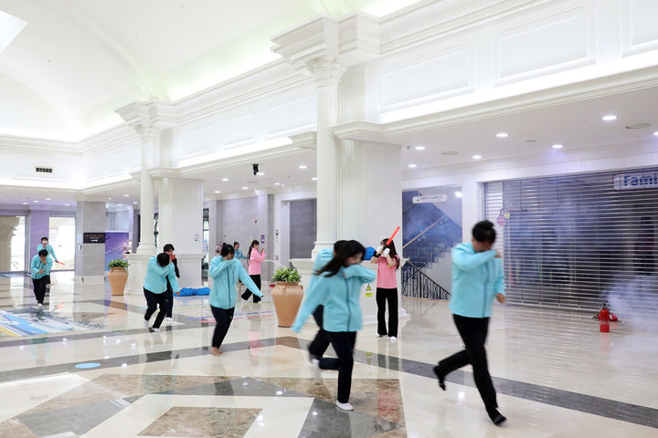 17일 정선군 사북읍 하이원워터월드에서 강원랜드와 협력업체 임직원, 사북119안전센터가 참여해 화재 발생 상황을 가정한 민․관 합동 대응훈련을 실시하고 있다.(사진=강원랜드 제공) *재판매 및 DB 금지