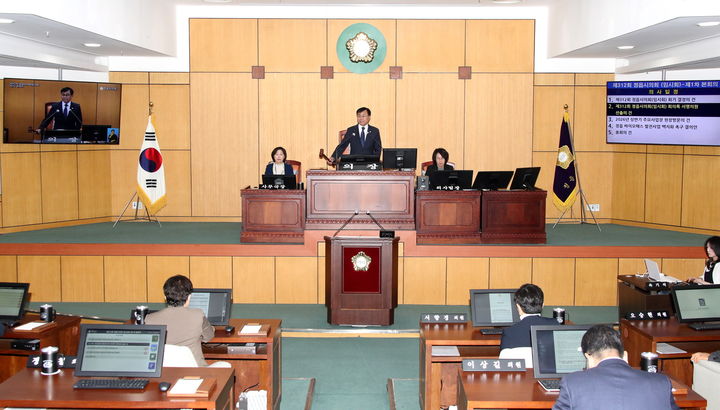 [정읍=뉴시스] 17일 열린 정읍시의회 제312회 임시회 제1차 본회의, 박일 의장이 회의를 진행하고 있다. *재판매 및 DB 금지