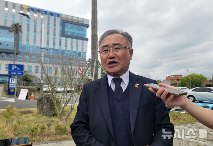 [제주=뉴시스] 오영재 기자 = 김창범 제주4·3희생자유족회장이 17일 오후 제주경찰청을 찾아 고소장을 제출한 뒤 취재진 질의에 답변하고 있다. 2026.04.17. photo@newsis.com