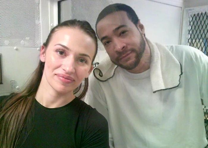 [서울=뉴시스] 영국의 한 여성이 사형 집행을 보름 앞둔 미국 사형수와 결혼식을 올렸다. (사진=페이스북 캡처)