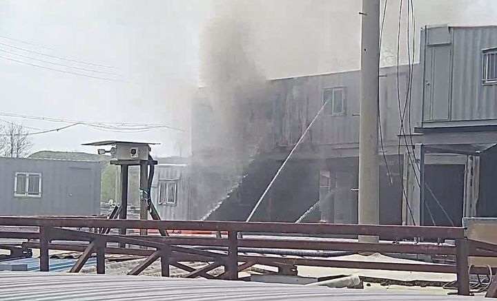 [오산=뉴시스] 17일 오전 10시29분께 경기 오산시 누읍동의 한 접착제 제조 공장에서 화학물질 누출 사고가 발생했다. (사진=경기도소방재난본부 제공) 2026.04.17. photo@newsis.com *재판매 및 DB 금지