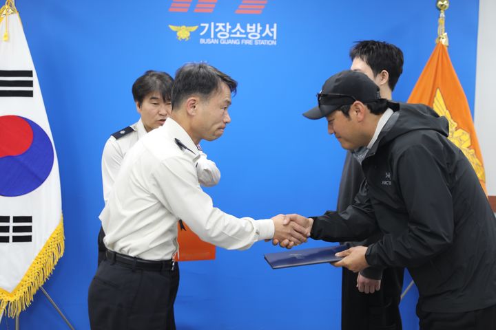 [부산=뉴시스] 부산 기장소방서는 바다 익수자를 구조한 2명의 시민에게 표창장을 전달하고 있다. (사진=부산소방재난본부 제공) 2026.04.17. photo@newsis.com *재판매 및 DB 금지