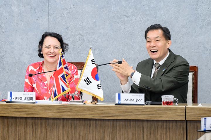 [수원=뉴시스] 이재준 경기 수원시장이 17일 수원시청 상황실에서 영국 명문 사립학교 베넨든스쿨 레이첼 베일리 교장과 경제자유구역 예정지 내 분교 설립을 위한 업무협약(MOU)을 체결하고 있다. (사진=수원시 제공) 2026.04.17. photo@newsis.com *재판매 및 DB 금지