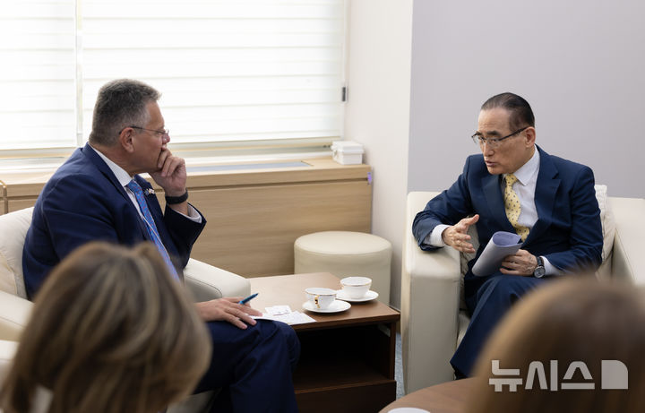 [서울=뉴시스] 위성락 국가안보실장은 17일 방한 중인 마로시 셰프초비치 EU 집행위원회 통상·경제안보 집행위원을 만나 한-EU 간 경제안보 협력 강화에 대해 논의했다. (사진=청와대 제공) 2026.04.17