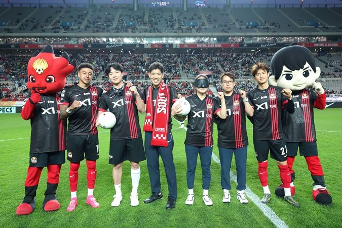 [서울=뉴시스]좌측부터 FC서울 주장 제시 린가드, 김황태, 김희진, 골볼 정지영 감독, FC서울 부주장 김진수. (사진=FC서울 제공)