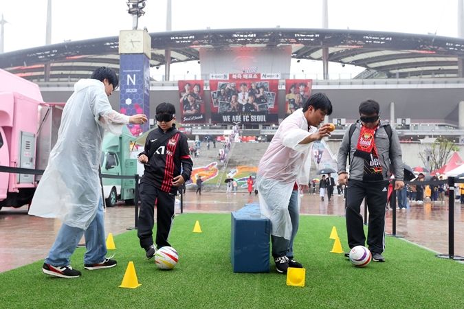 [서울=뉴시스]2025년 서울월드컵경기장에서 진행한 장애인스포츠 체험행사에서 참가자들이 시각장애인 축구 종목을 체험하고 있다. (사진=대한장애인체육회 제공)