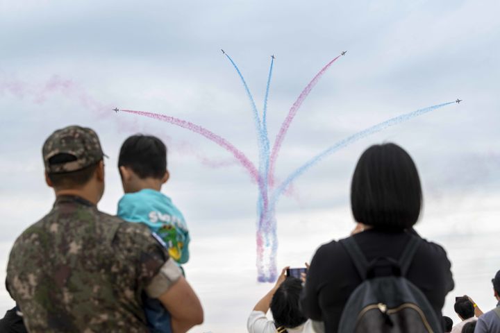 [광주=뉴시스] 지난해 5월 광주시 광산구 공군 광주기지에서 열린 스페이스 챌린지 행사에서 특수비행팀 블랙이글스가 에어쇼를 펼치고 있다. (사진=제1전투비행단 제공) 2026.04.17. photo@newsis.com *재판매 및 DB 금지