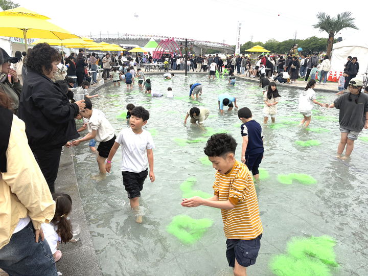 [남원=뉴시스] 지난해 '미꾸야 놀자' 행사가 열렸던 남원 요천 수경물놀이시설에서 어린이들이 미꾸리를 잡고 있다. *재판매 및 DB 금지