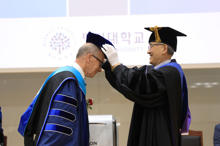 [서울=뉴시스] 17일 열린 '명지대 명예 교육학박사 학위수여식'에서 레온즈 에더(왼쪽) 국제대학스포츠연맹 회장에 임연수 명지대 총장이 학사모를 전달하고 있다. (사진=명지대 제공) 2026.04.17. photo@newsis.com *재판매 및 DB 금지