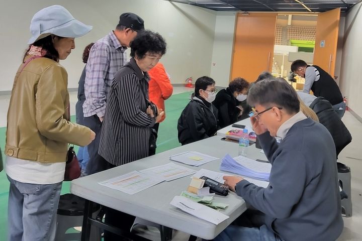 [화성=뉴시스] 화성시 여성농업인들이 16일 화성종합경기타운 실내체육관에서 특수건강검진을 받고 있다. (사진=화성시 제공) 2026.04.17. photo@newsis.com *재판매 및 DB 금지