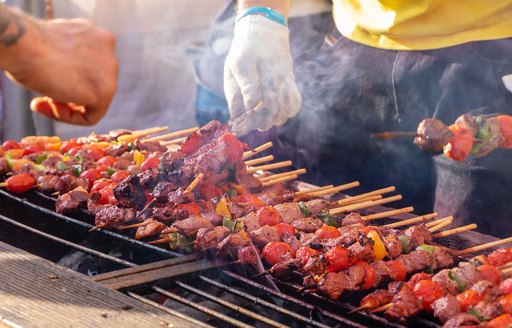 [서울=뉴시스] 브라질 리우 해변에서 카드 결제를 조작해 케밥 하나를 1만 헤알(약 295만원)에 판매한 상인이 경찰에 붙잡혔다. (사진=유토이미지)
