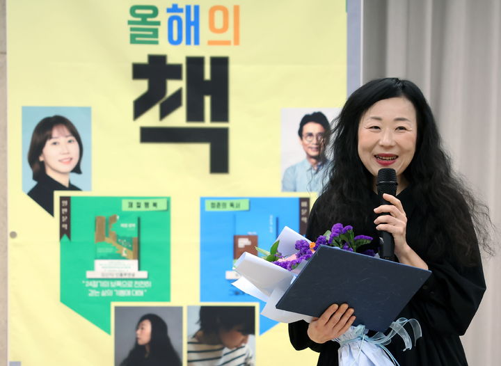 [고창=뉴시스] 지난 16일 고창황윤석도서관에서 열린 '책 읽는 고창, 올해의 책 선포식'. 4권의 올해의 책 중 청소년 분야 올해의 책으로 선정된 '늪지의 렌' 최상희 작가가 선정소감을 전하고 있다. (사진=고창군 제공) 2026.04.17. photo@newsis.com&nbsp; *재판매 및 DB 금지