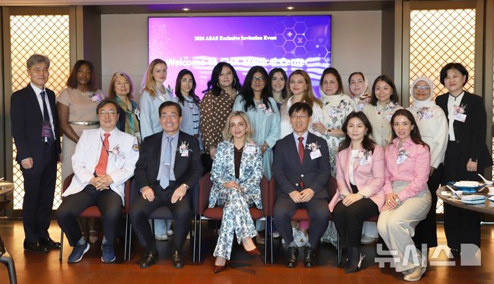 [서울=뉴시스] 앞줄 왼쪽부터 차동현 강남차여성병원 원장, 김영탁 차 국제병원 원장, 카탈리나 볼라노스 주한대사부인회 회장, 김진만 강남구 부구청장. (사진= 차병원 제공)