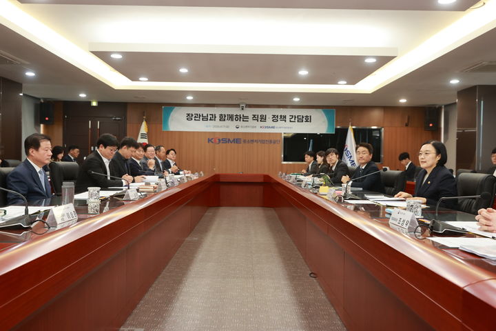 [서울=뉴시스] 한성숙 중소벤처기업부 장관이 17일 경상남도 진주시 중소벤처기업진흥공단 본부에서 직원들과 정책간담회를 진행하고 있다.(사진=중소벤처기업부 제공) 2026.04.17. photo@newsis.com *재판매 및 DB 금지