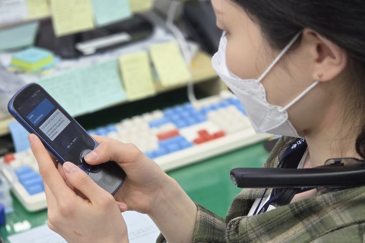 [대구=뉴시스] 대구 남구는 지역 내 거주하는 외국인 주민들에게 신속하고 정확한 행정서비스를 제공하기 위해 AI기술을 탑재한 ‘실시간 통·번역기’를 도입했다. (사진=대구 남구 제공) 2026.04.17. photo@newsis.com *재판매 및 DB 금지