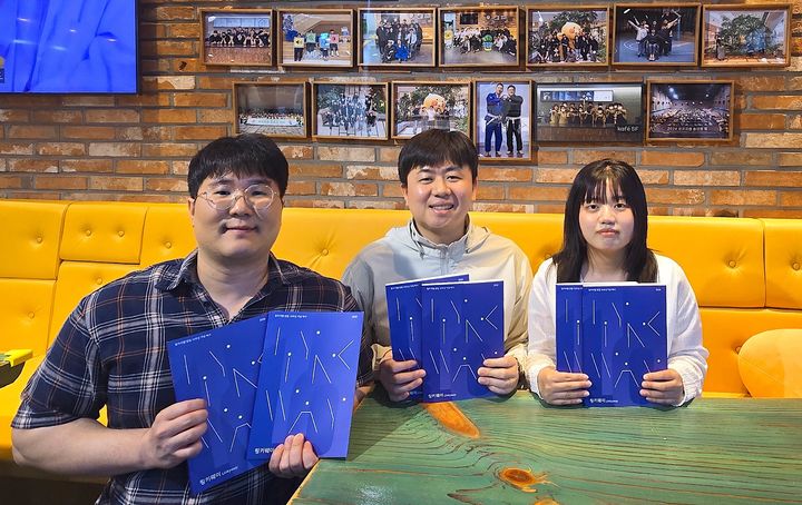 [서울=뉴시스] 카카오 자회사 '링키지랩'이 창립 10주년을 맞아 장애인 고용 모델 구축 성과와 운영 경험을 담은 백서 '링키웨이'를 발간했다고 17일 밝혔다. 2026.04.17. (사진=카카오 제공) *재판매 및 DB 금지