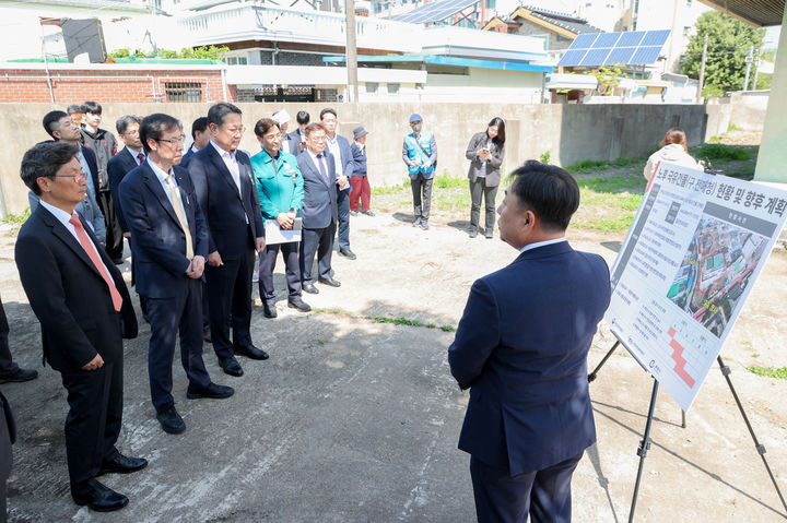 [광양=뉴시스] 국민권익위원회와 전남 광양시 등이 광양읍 칠성리 옛 전매청 부지에서 현장회의하고 있다. (사진=광양시 제공) 2026.04.17. photo@newsis.com *재판매 및 DB 금지