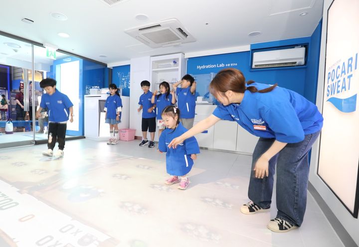 동아오츠카가 포카리스웨트 출시 38주년을 맞아 임직원 가족을 키자니아 '포카리스웨트 수분 연구소'에 초청했다. (사진=동아오츠카 제공) *재판매 및 DB 금지