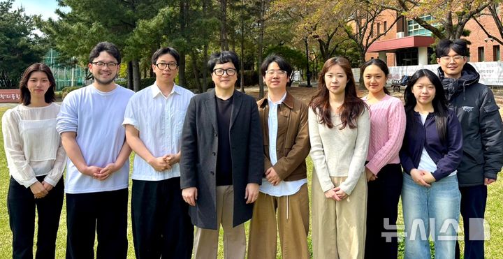 [포항=뉴시스] = 한동대 2개 창업팀(뉴 던·누스)가 과학기술정보통신부의 '2026년도 공공 기술 기반 시장 연계 창업 탐색 지원 사업'에 선정된 후 조성배 교수와 학생들이 기념 촬영하고 있다. 2026.04.17. photo@newsis.com&nbsp; 