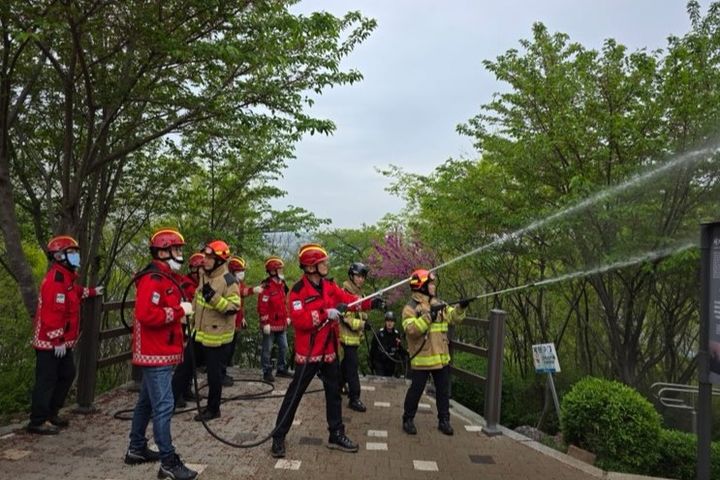 [대구=뉴시스] 대구북부소방서는 17일 북구 침산공원에서 봄철 산림화재에 대비한 관계기관 합동훈련을 진행했다. (사진=대구북부소방서 제공) 2026.04.17. photo@newsis.com *재판매 및 DB 금지