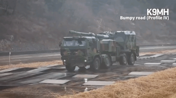[서울=뉴시스] 한화에어로스페이스의 미국 자회사 한화디펜스USA가 공개한 K9MH(차륜형 자주포) 주행 모습. (영상=한화디펜스USA X 캡처) photo@newsis.com *재판매 및 DB 금지
