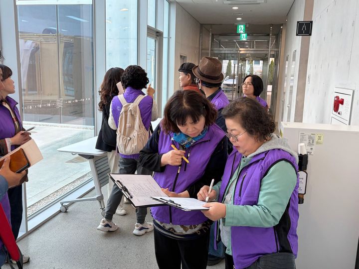 [진주=뉴시스]진주시 여성친화도시 시민참여단, 현장 모니터링 실시.(사진=진주시 제공).2026.04.17.photo@newsis.com *재판매 및 DB 금지