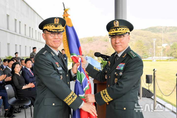 [창원=뉴시스]김규하(왼쪽) 육군참모총장이 지난 15일 육군 지상작전사령부에서 열린 제8대 지상작전사령관 겸 연합지상군구성군사령관 취임식에서 국립창원대 출신 이상렬 대장에게 부대기를 전달하고 있다.(사진=국립창원대 학군단 제공) 2026.04.17. photo@newsis.com