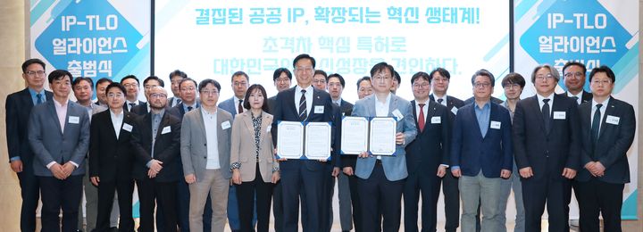 [서울=뉴시스] 17일 지식재산처가 서울 엘타워에서 공공 지식재산(IP) 사업화를 위한 혁신 플랫폼 'IP-TLO 얼라이언스' 출범식을 개최한 가운데 김용선 지식재산처장(앞줄 왼쪽)이 KAIST 기술가치창출원장 및 참석자들과 기념촬영을 하고 있다. (사진=지식재산처 제공) 2026.04.17. photo@newsis.com *재판매 및 DB 금지