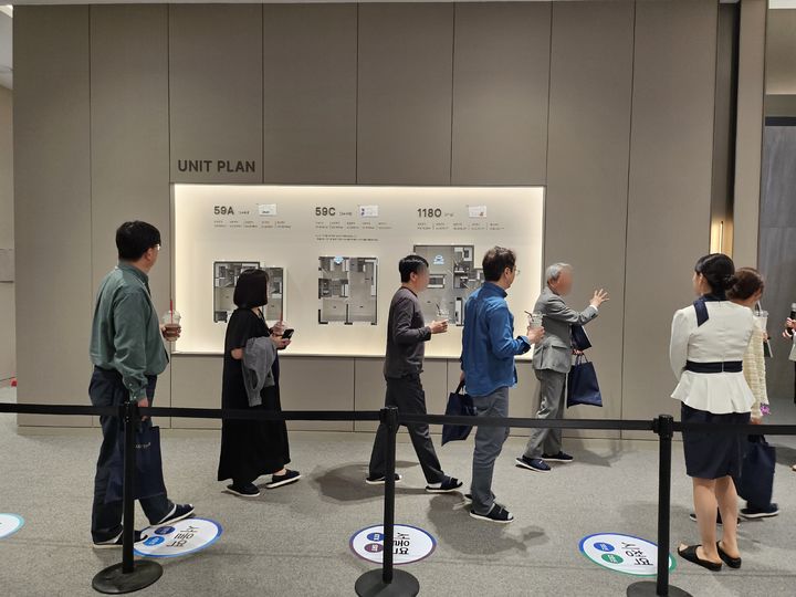 [서울=뉴시스] 김여림 인턴기자='정동 롯데캐슬 136' 견본주택 유니트를 둘러보는 수요자들의 모습이다. *재판매 및 DB 금지