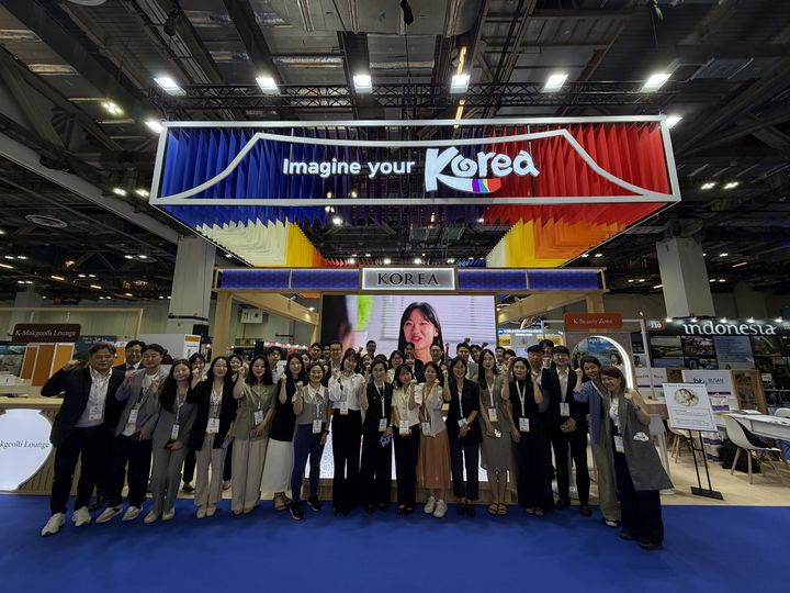 싱가포르 ‘2026 더 미팅스 쇼’에 참가한 한국 MICE 기관 관계자들이 기념 촬영을 하고 있다. (사진=한국관광공사) *재판매 및 DB 금지