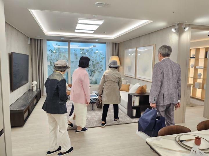 [서울=뉴시스] 김여림 인턴기자=오피스텔 전용면적 119㎡ 타입의 거실을 둘러보는 분양 희망자들의 모습이다. *재판매 및 DB 금지