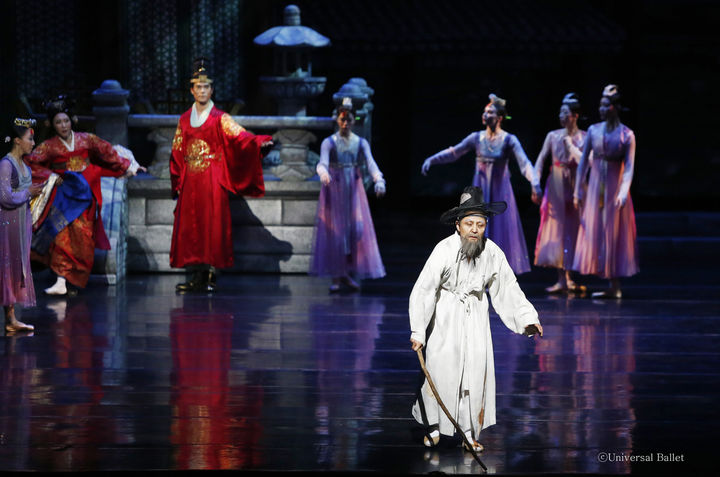 2016년 '심청' 공연 장면. '심봉사' 역을 맡은 무용수 서양범이 열연하고 있다. (사진=유니버설발레단 제공) *재판매 및 DB 금지