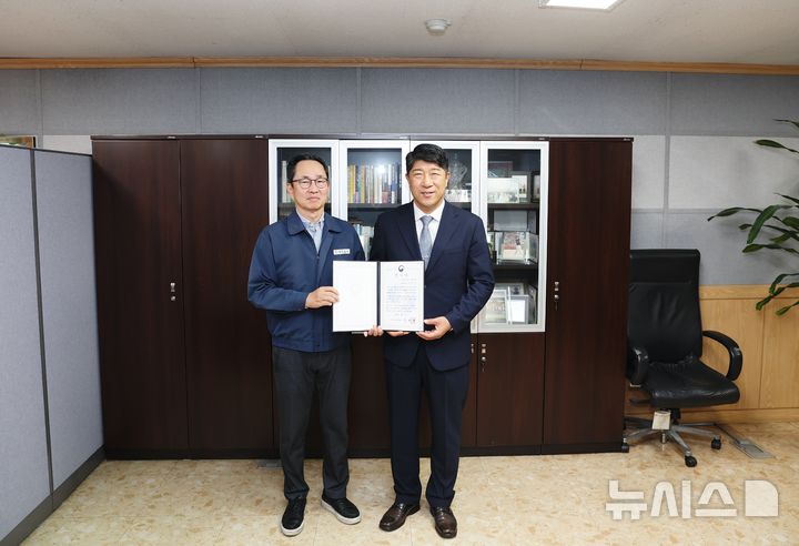 [광주=뉴시스] 광주지방국세청(청장 김학선)은 17일 '60년 장수기업'으로 선정된 대창운수㈜(대표 고형석), ㈜창해에탄올(대표 이연희)을 방문해 감사장과 기념 현판을 전달했다. (사진=광주국세청 제공). 2026.04.17. photo@newsis.com *재판매 및 DB 금지