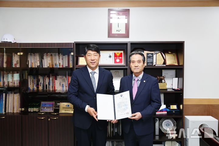 [광주=뉴시스] 광주지방국세청(청장 김학선)은 17일 '60년 장수기업'으로 선정된 대창운수㈜(대표 고형석), ㈜창해에탄올(대표 이연희)을 방문해 감사장과 기념 현판을 전달했다. (사진=광주국세청 제공). 2026.04.17. photo@newsis.com *재판매 및 DB 금지