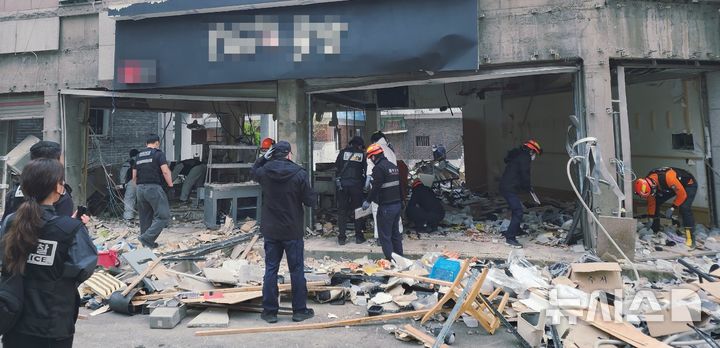 [청주=뉴시스] 서주영 기자 = 경찰, 소방 등 관계당국이 17일 충북 청주 음식점 가스 폭발 사고 현장에서 2차 합동감식을 벌이고 있다. 2026.04.17. juyeong@newsis.com *재판매 및 DB 금지