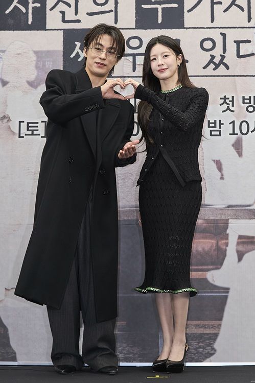 [서울=뉴시스] 17일 서울 마포구 상암동 스탠포드 호텔에서 열린 JTBC 드라마 '모두가 자신의 무가치함과 싸우고 있다' 제작발표회에서 배우 구교환과 고윤정이 포즈를 취하고 있다. (사진=JTBC 제공) 2026.04.17. photo@newsis.com *재판매 및 DB 금지