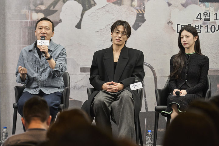  [서울=뉴시스] 17일 서울 마포구 상암동 스탠포드 호텔에서 열린 JTBC 드라마 '모두가 자신의 무가치함과 싸우고 있다' 제작발표회에서 차영훈 감독과 배우 구교환, 고윤정이 질의응답을 하고 있다. (사진=JTBC 제공) 2026.04.17. photo@newsis.com *재판매 및 DB 금지