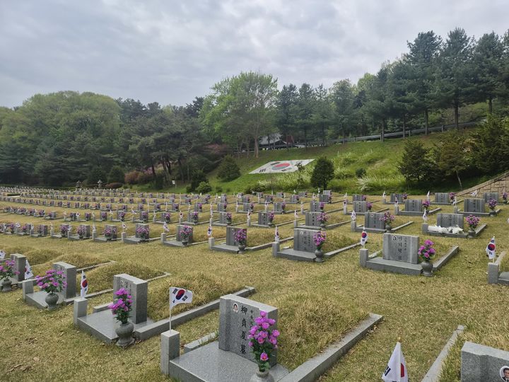 [서울=뉴시스] 조수원 기자 = 지난 17일 서울 강북구 국립4·19민주묘지 모습.2026.04.19. tide1@newsis.com *재판매 및 DB 금지