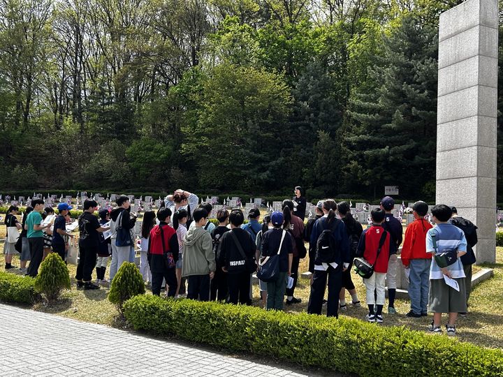 [서울=뉴시스] 조수원 기자 = 지난 17일 서울 강북구 국립4·19민주묘지에 초등학생들이 방문한 모습.2026.04.19. tide1@newsis.com *재판매 및 DB 금지