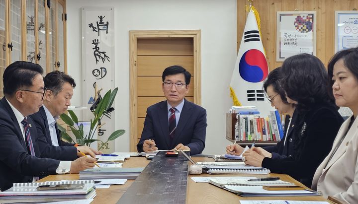 윤건영 충북도교육감이 17일 집무실에서 기획회의를 주재하고 있다. *재판매 및 DB 금지