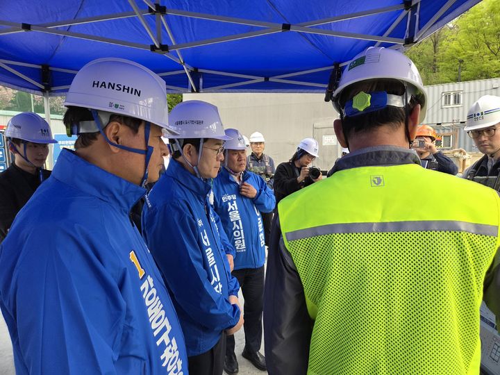 [서울=뉴시스] 권신혁 기자 = 정원오 더불어민주당 서울시장 후보가 17일 서울도시철도 9호선 4단계 연장사업이 이뤄지고 있는 서울 강동구 고덕비즈밸리역 공사 현장을 방문해 관계자의 설명을 듣고 있다. 2026.04.17. innovation@newsis.com.  *재판매 및 DB 금지